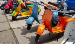 Bunte Rollerparade am Straßenrand