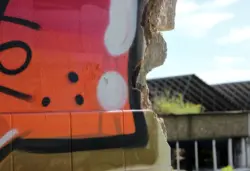 Bunte Wand auf einem Lost Place Gelände