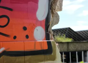 Bunte Wand auf einem Lost Place Gelände