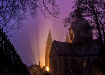 Dom von Heppenheim im Nebel mit Lichtspiel