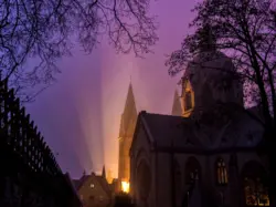 Dom von Heppenheim im Nebel mit Lichtspiel