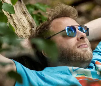 Entspanntes Portrait eines Mannes mit Sonnenbrille