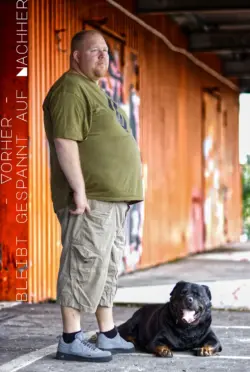 Entspanntes Bild von einem Mann mit seinem Rottweiler