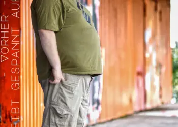 Entspanntes Bild von einem Mann mit seinem Rottweiler