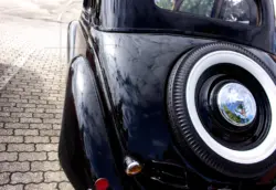 Ersatzrad eines schwarzen Oldtimers