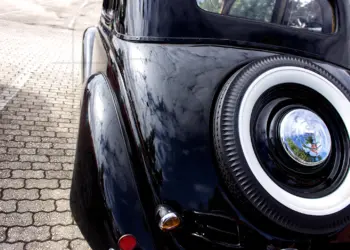 Ersatzrad eines schwarzen Oldtimers