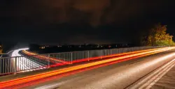 Fahrende Autos bei Nacht