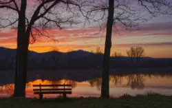 Farbenfroher Morgen an einem See in Bensheim
