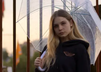 Fotoshooting einer Frau mit Regenschirm