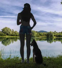 Fotoshooting einer Frau mit ihrem Hund am See