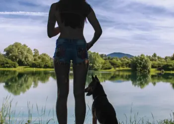 Fotoshooting einer Frau mit ihrem Hund am See