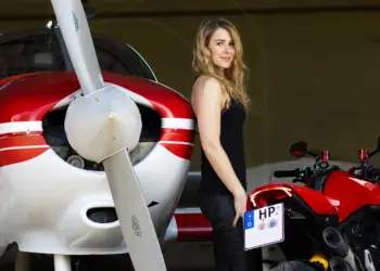 Fotoshooting in einem Hangar mit Flugzeug und Motorrad