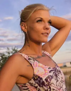 Frau im rosa Kleid im Licht des Sonnenuntergangs