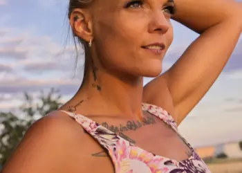 Frau im rosa Kleid im Licht des Sonnenuntergangs