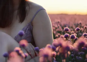 Frau im Schnittlauchfeld