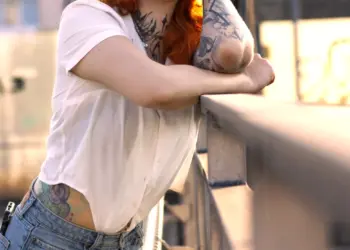 Frau in Hotpants im Sommer