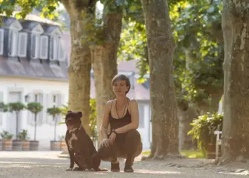 Frau mit ihrem Hund im Schatten