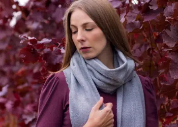 Frau mit weinrotem Kleid zwischen den Weinreben