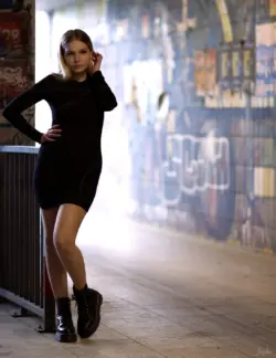 Frauenportrait im schwarzen Minikleid