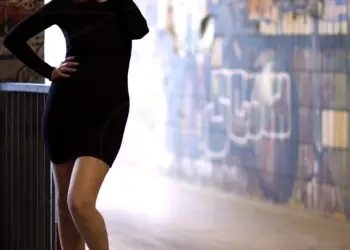 Frauenportrait im schwarzen Minikleid