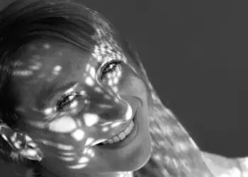 Frauenportrait in schwarzweiß mit Lichtflecken