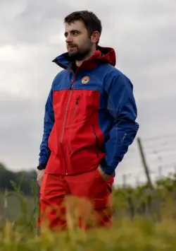 Ganzkörperaufnahme eines Mannes der Bergwacht