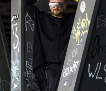 Ganzkörperaufnahme eines Mannes zwischen den Balken