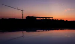 Gebäude und Kran im Sonnenuntergang