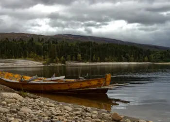Gelbes Boot an einem ruhigen Ufer in Norwegen