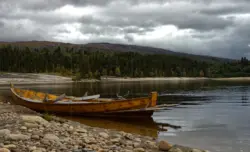 Gelbes Boot an einem ruhigen Ufer in Norwegen