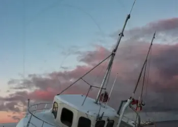 Gestrandetes Boot im Abendlicht in Norwegen