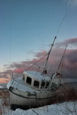 Gestrandetes Boot im Abendlicht in Norwegen