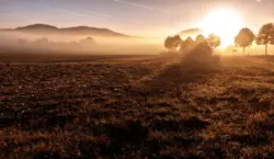 Gleisendes Licht des neuen Tagesanbruchs