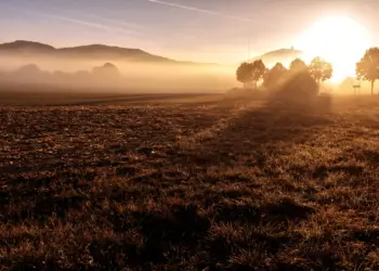 Gleisendes Licht des neuen Tagesanbruchs