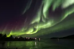 Großes Nordlicht über Jukkasjärvi in Schweden