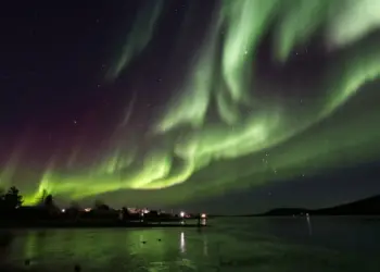 Großes Nordlicht über Jukkasjärvi in Schweden