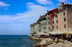 Häuser an der Küste von Rovinje