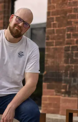 Halbportrait eines Mannes mit Brille