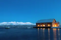 Haus am See im Abendlicht von Norwegen