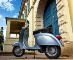 Hellblaue Vespa vor dem Schloss Heiligenberg in Jugenheim