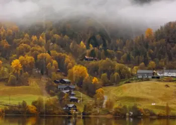 Herbstlandschaft am See in Norwegen