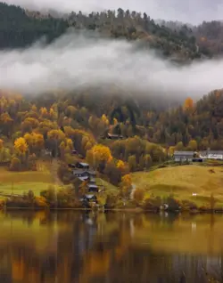 Herbstlandschaft am See in Norwegen