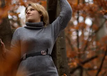 Herbstliches Fotoshooting mit einer Frau im grauen Kleid