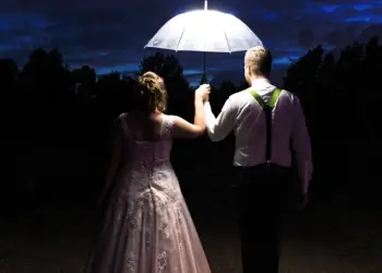 Hochzeitspaar unter leuchtendem Schirm