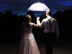 Hochzeitspaar unter leuchtendem Schirm