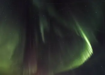 Hohes Nordlicht auf Island