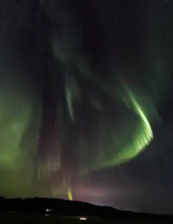 Hohes Nordlicht auf Island
