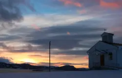 Kapelle von Sorrollness im Sonnenuntergang in Norwegen
