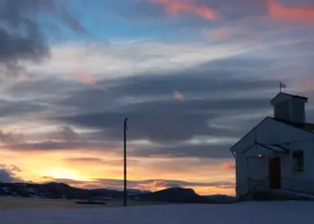 Kapelle von Sorrollness im Sonnenuntergang in Norwegen