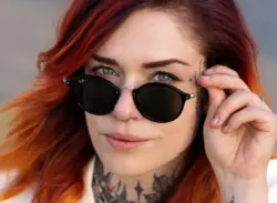 Kecker Blick einer Frau mit Sonnenbrille
